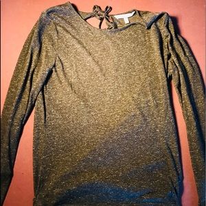 grey shirt with gap in back